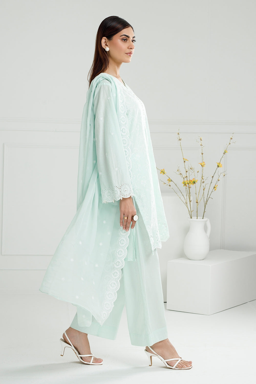 3Pc Lawn Embroidered Suit