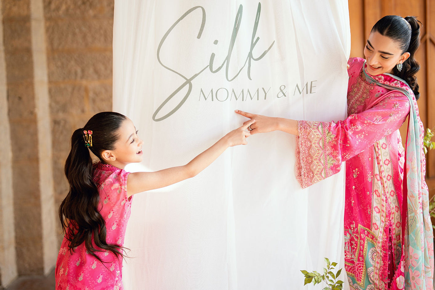 Ss26Da-2900 Pink 2Pcs Hand Embellished Kurta With Trouser