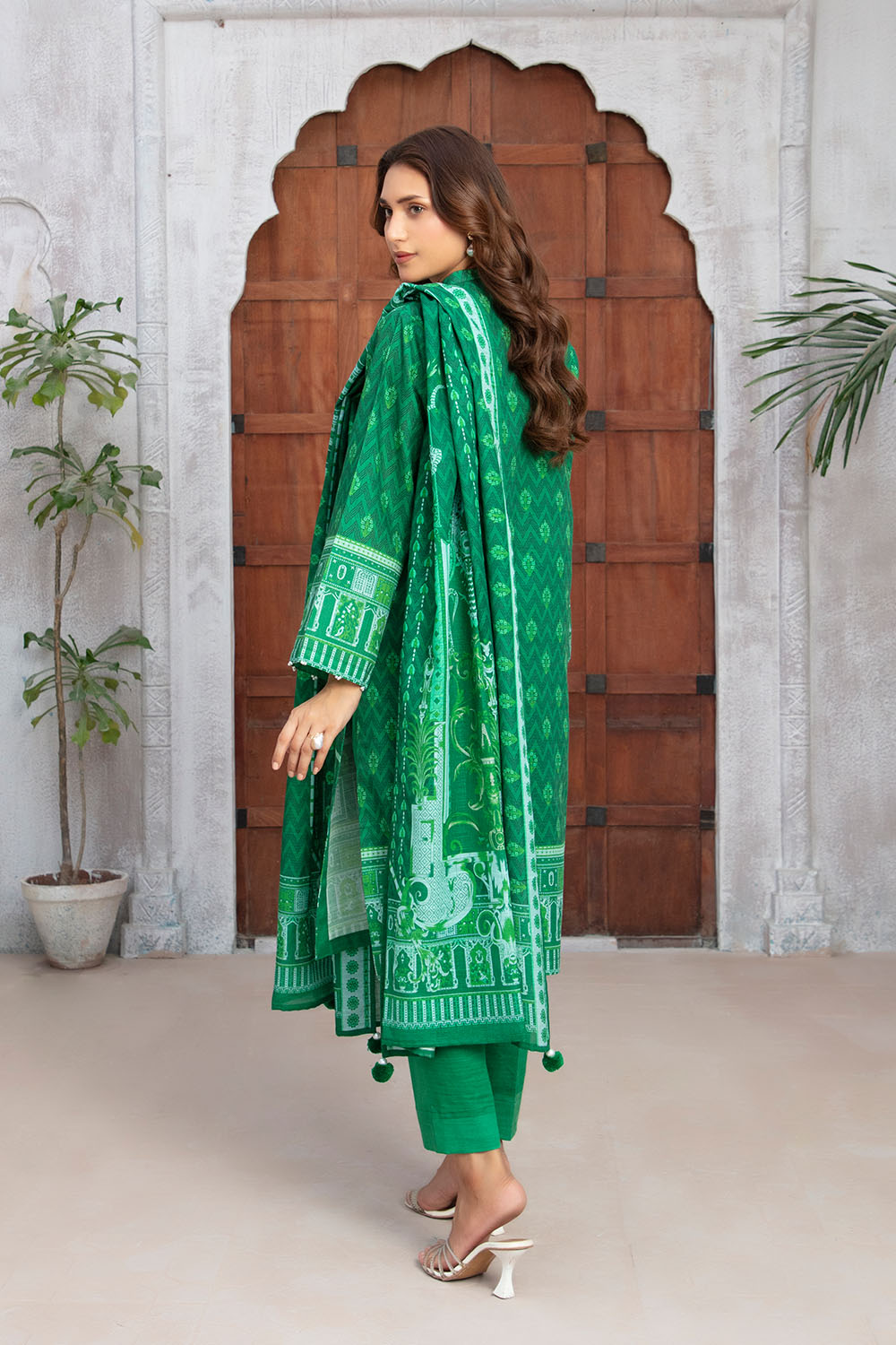 https://cdn.shopify.com/s/files/1/0706/3253/8159/files/Khaddar-Dupatta-Khaddar-Shirt-Dyed-Trouser-Gulahmed-WNS-52044-Back.jpg?v=1762594827