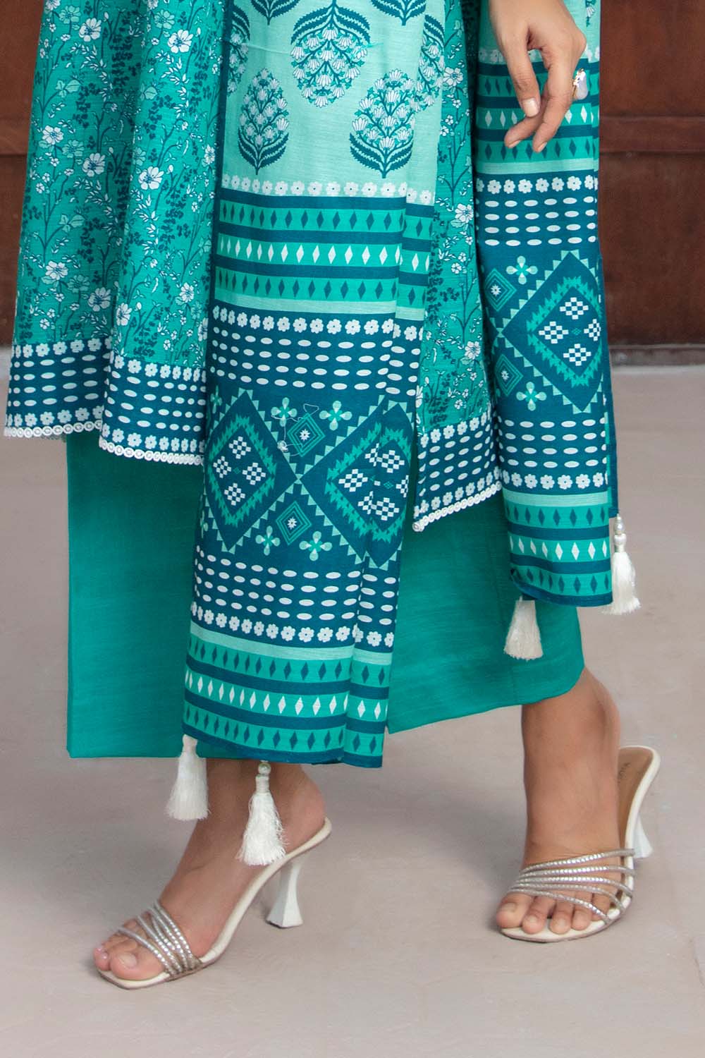 https://cdn.shopify.com/s/files/1/0706/3253/8159/files/Khaddar-Dupatta-Khaddar-Shirt-Dyed-Trouser-Gulahmed-WNS-52045-Bottom.jpg?v=1774867189